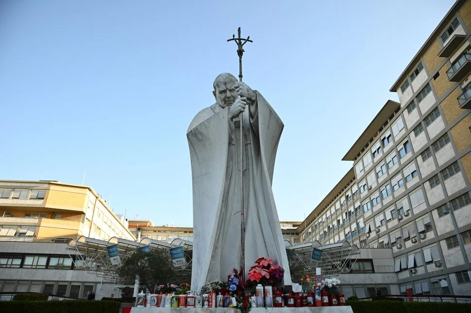 ESTATUA. La imagen de Juan Pablo II, en mármol, está en la entrada del hospital.