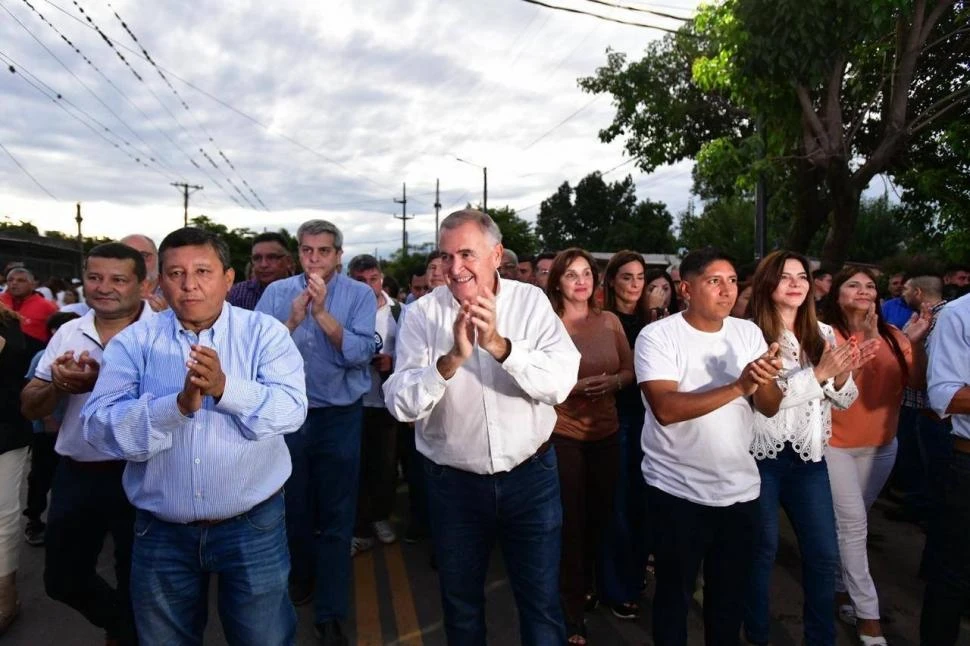 TERRITORIO. El ministro Darío Monteros, y su hijo Gonzalo, intendente de Banda del Río Salí, flanquean a Jaldo. Facebook Osvaldo Jaldo