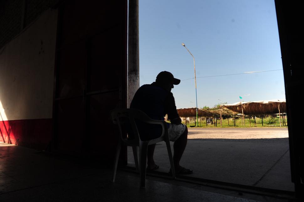 A LA ESPERA. Uno de los socios, antes de abrir las boleterías del club.