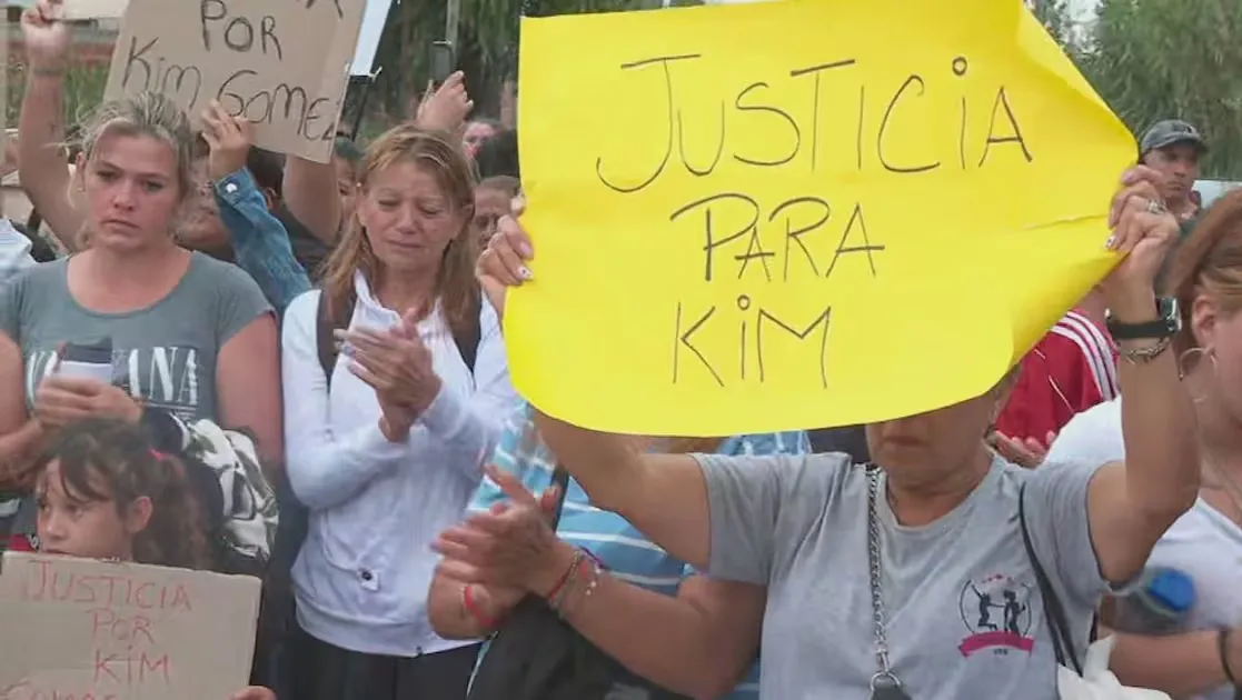 Marcha por el asesinato de Kim en La Plata: vecinos intentaron entrar por la fuerza a la Municipalidad