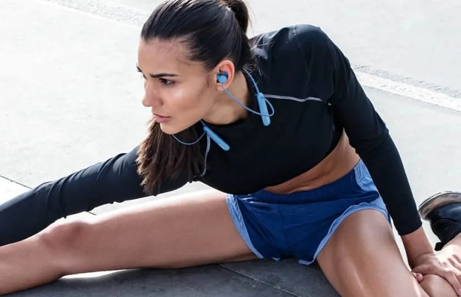 El uso prolongado de audífonos durante el ejercicio aumenta el riesgo de infecciones auditivas.