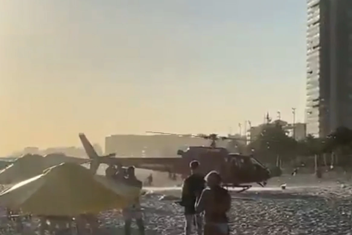 GRAVE. En la playa de Barra de Tijuca, dos fanáticos de Racing tuvieron que ser asistidos.