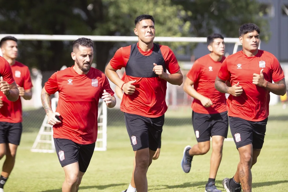 ENFOCADOS. El plantel santo trabaja para lograr el tercer triunfo consecutivo en el torneo.