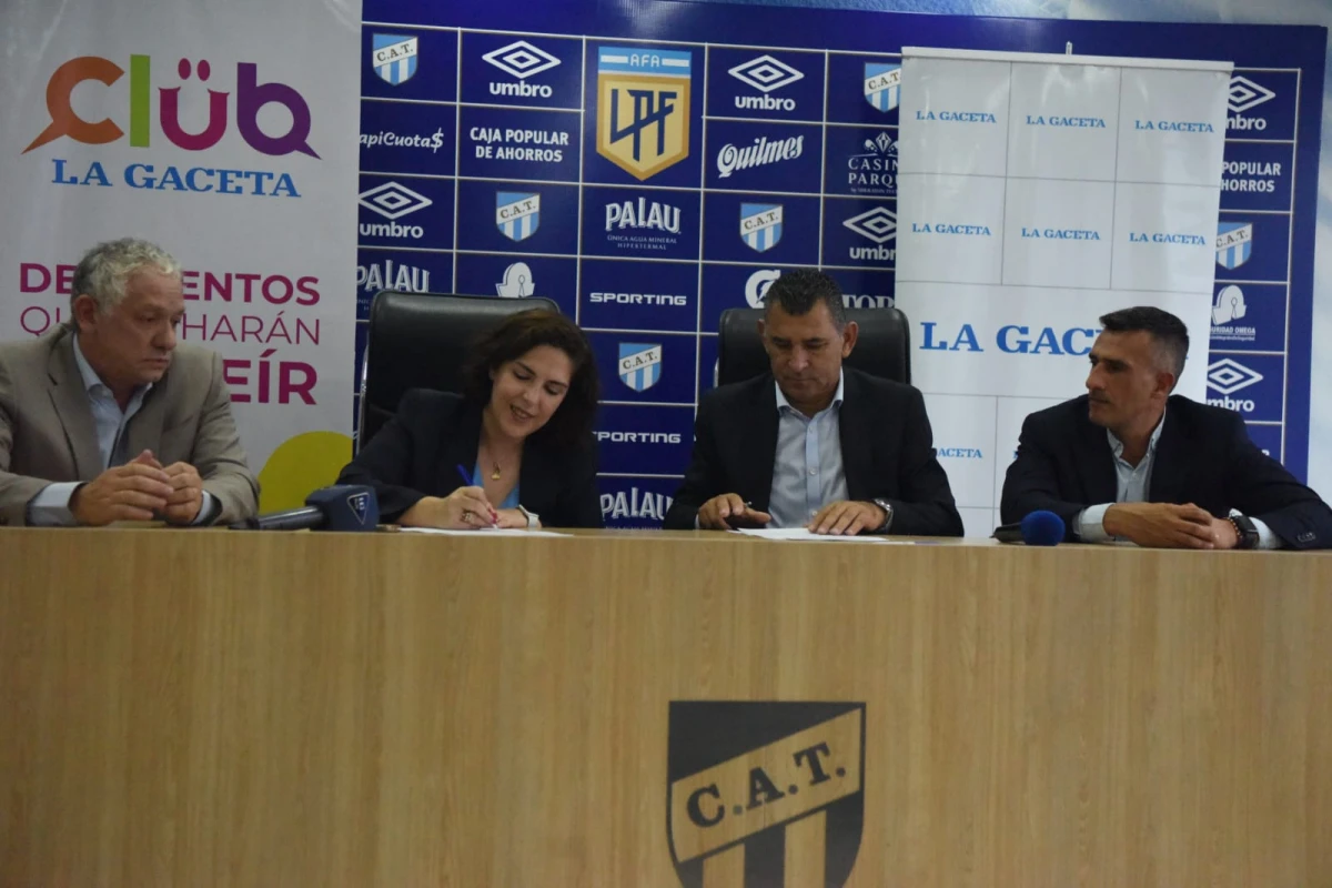 MOMENTO CÚLMINE. Alejandra Barros, gerenta de marketing de LA GACETA, y Mario Leito, presidente de Atlético, firman el convenio. A su lado, observan Federico van Mameren, secretario general del diario, y Martín García, tesorero decano.