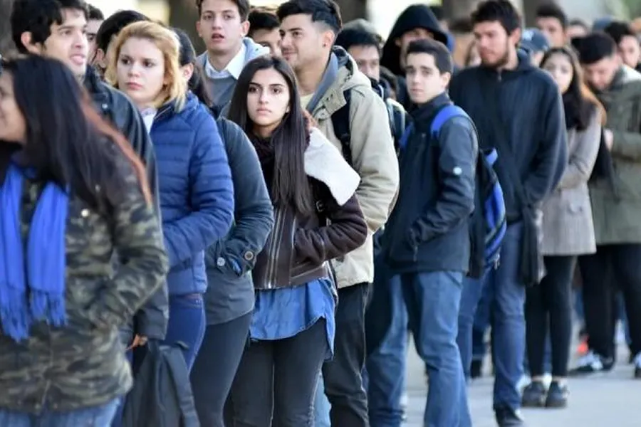 FILAS LARGAS. Una cola de jóvenes que buscan trabajo. / POLÍTICA ARGENTINA