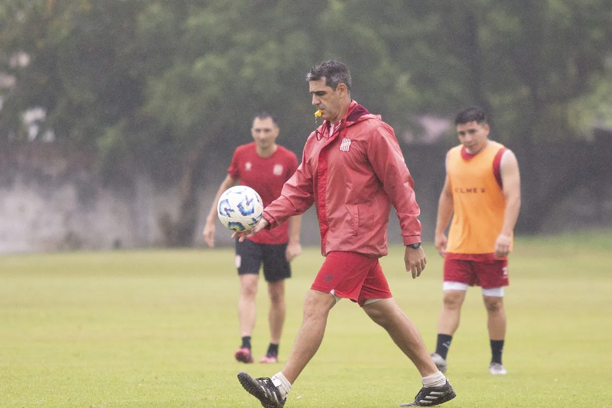 ENFOCADO. Ariel Martos planifica el 11 titular que saldrá a la cancha el domingo contra el conjunto santiagueño.