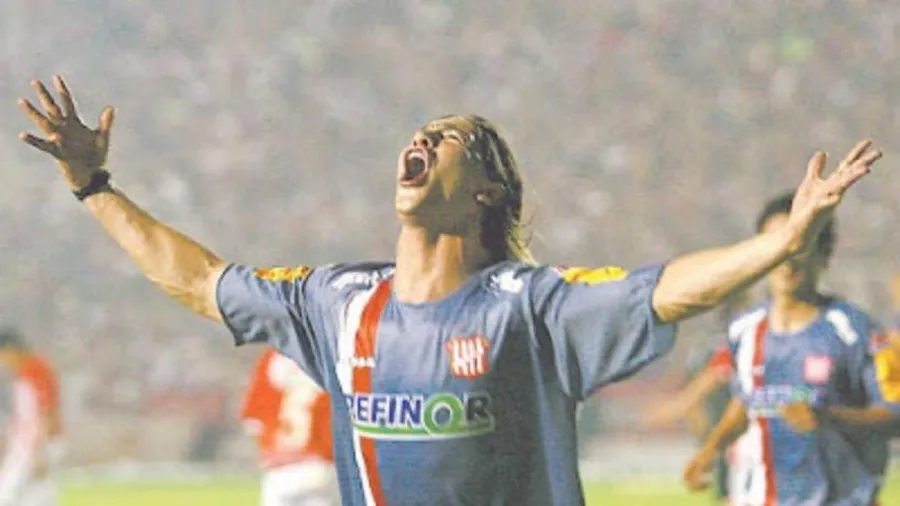 EL CLUB DE SUS AMORES. Juan José Morales comenzó su carrera en San Martín de Tucumán y formó parte del histórico equipo que logró el ascenso a Primera División en 2007