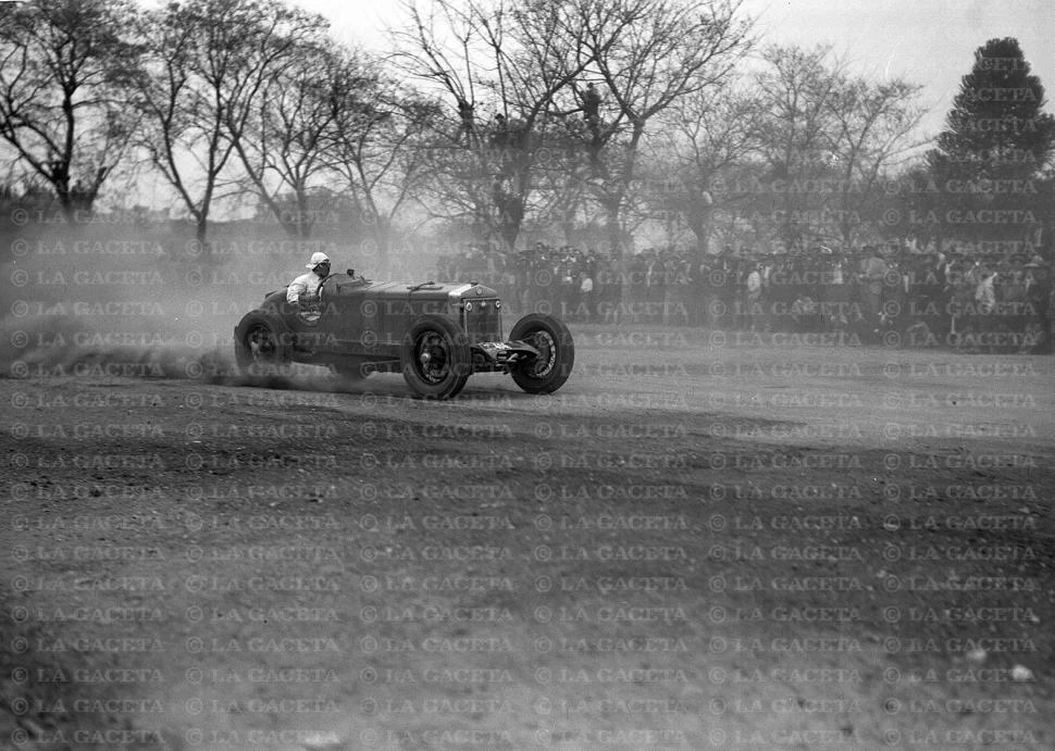 Recuerdos fotográficos: el romance de los autos y el parque 9 de Julio