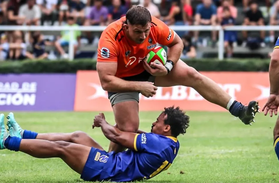 IMPARABLE. Martín avanza con la pelota en el debut en el Súper Rugby Américas ante Cobras, dejando a un rival en el piso.