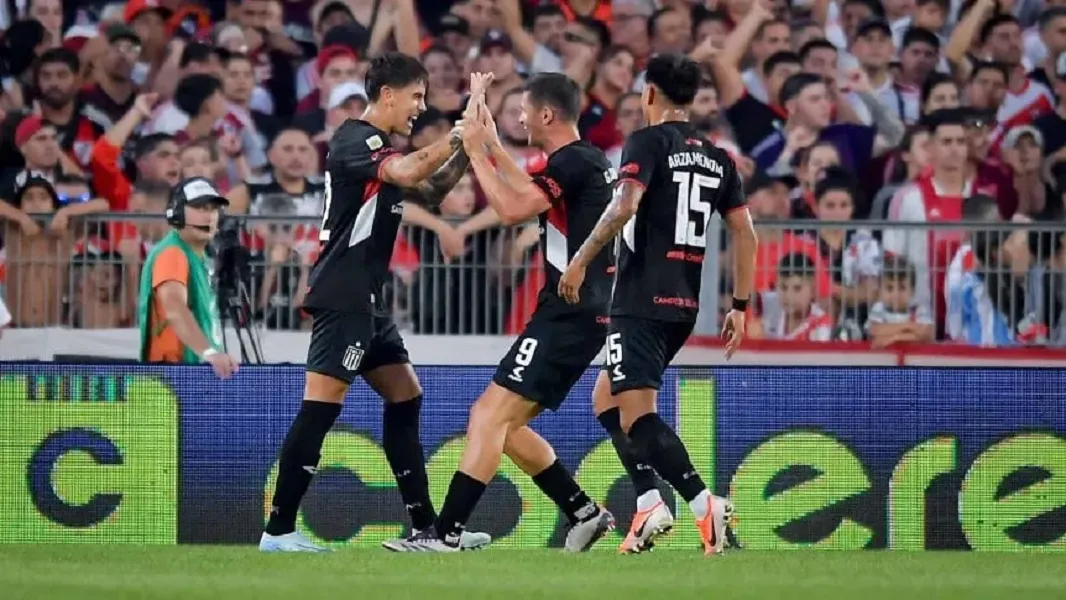 FESTEJO. Castro grita su gol y se saluda con Carrillo; Arzamendia llega para sumarse al festejo.