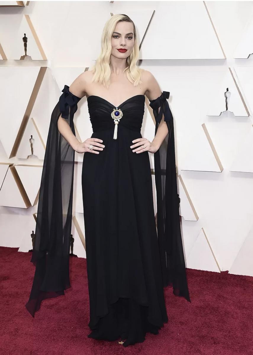 2020: Margot Robbie con un diseño de Chanel colección Alta Costura 1994 que llevó Claudia Schiffer sobre la pasarela