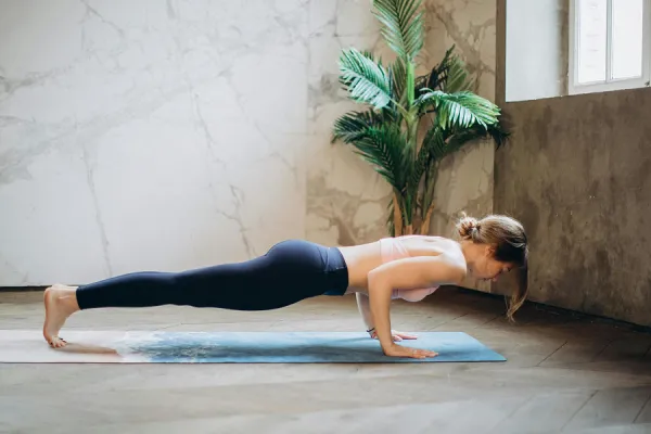 Cinco posturas de yoga antiinflamatorias para tener un vientre plano