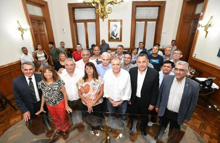 NEGOCIACIÓN Y FIRMA. Los gremios llegaron a un acuerdo con el Gobierno ayer por la tarde. 