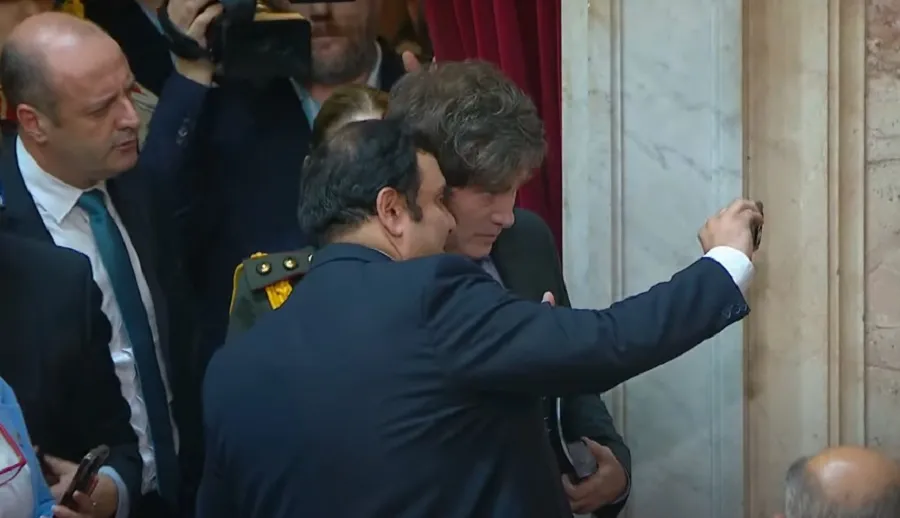 Huesen aprovechó la visita del presidente para una selfie