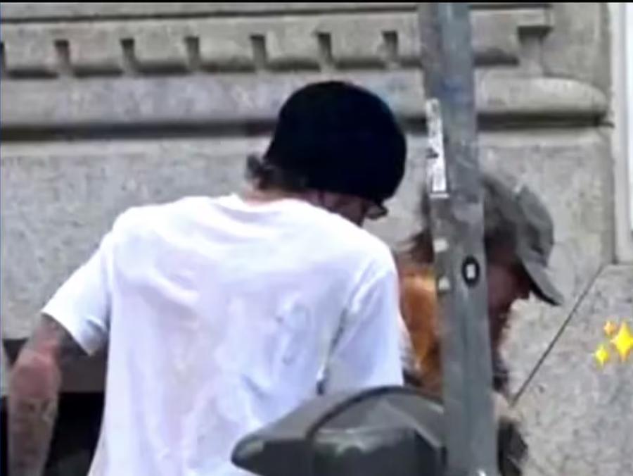 LA FOTO QUE DESPERTÓ RUMORES. A pesar de los gorros y anteojos para ocultarse, un fanático los reconoció en Madrid