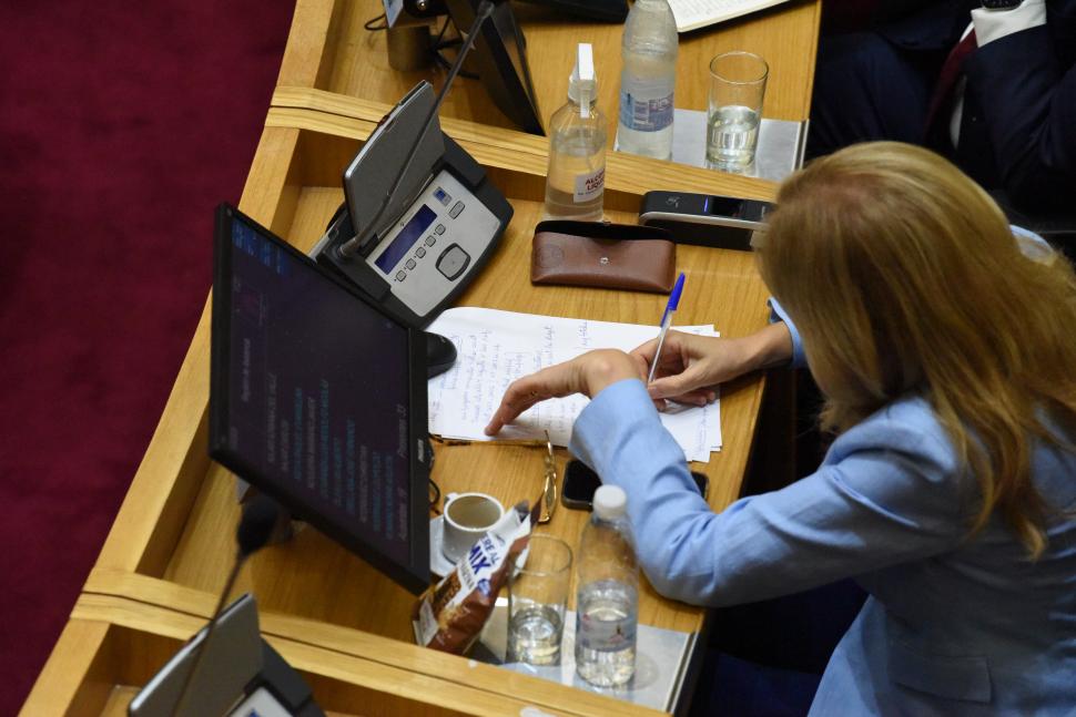 La legisladora Silvia Elías de Pérez toma nota del discurso pronunciado por el gobernador.