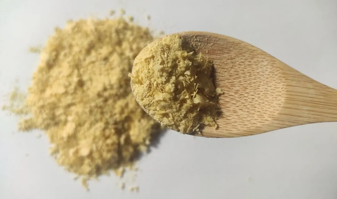 Su textura y sabor, similares al queso parmesano, la convierten en una excelente opción para potenciar el gusto de diversas comidas.