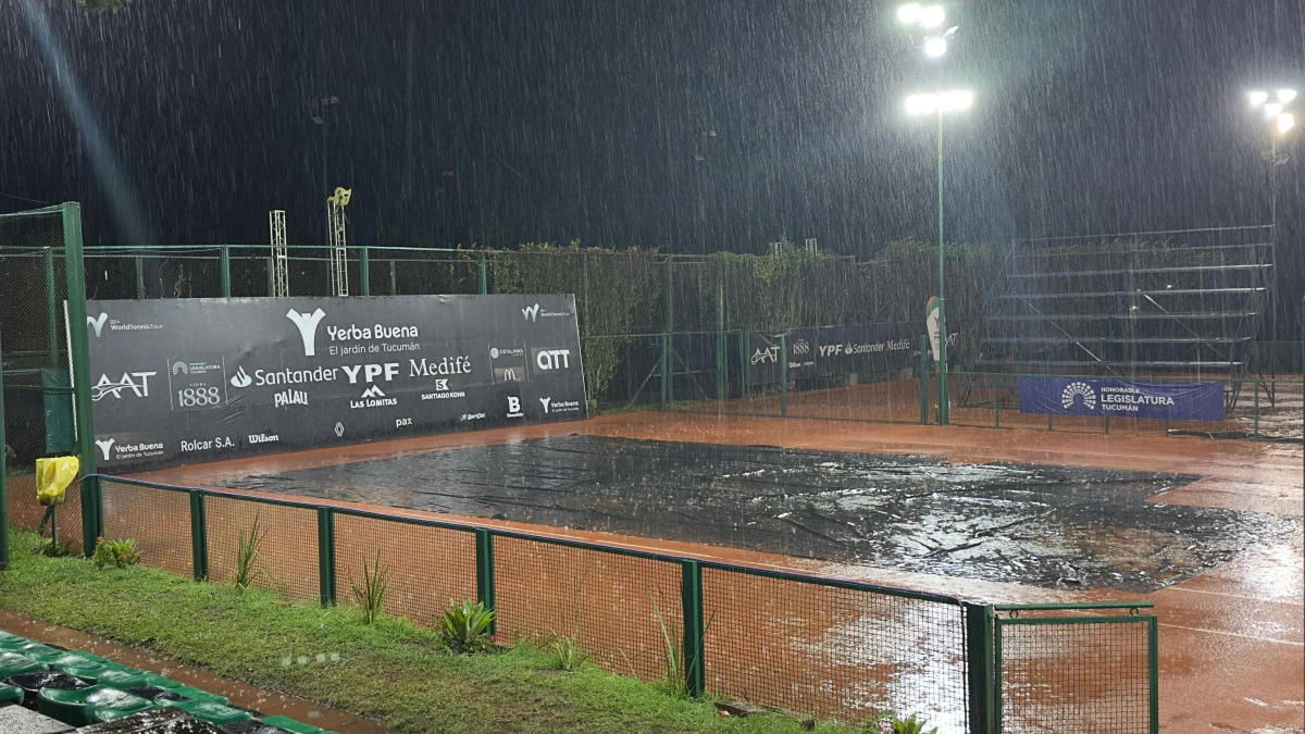 AGUANTARON. Desde la organización esperaron el cambio de clima, pero nunca llegó. Apenas cayeron las primeras gotas, la cancha fue cubierta. FOTO PRENSA ATT