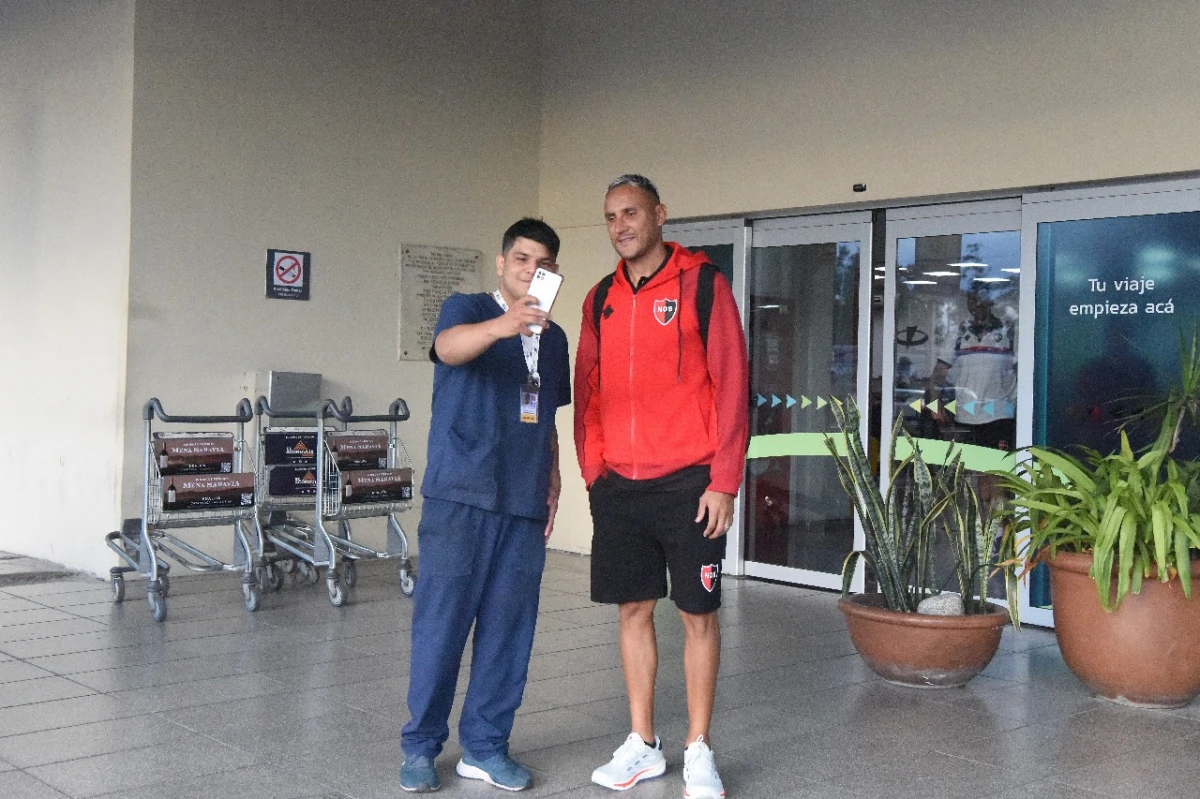 GENTIL. Keylor Navas posó junto a un tucumano que lo encontró de casualidad en el aeropuerto. Foto: Analia Jaramillo - LA GACETA