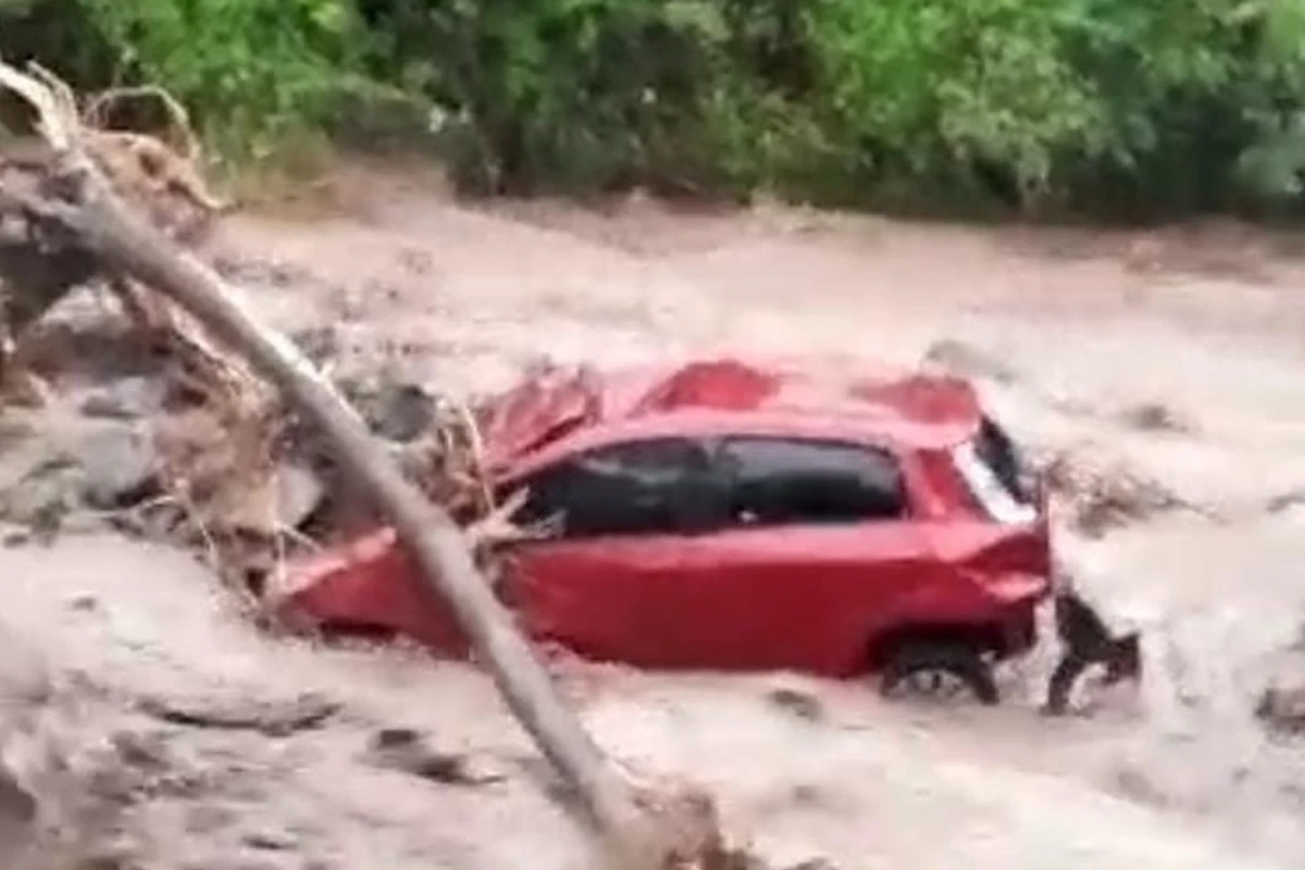 Auto, en el río. 