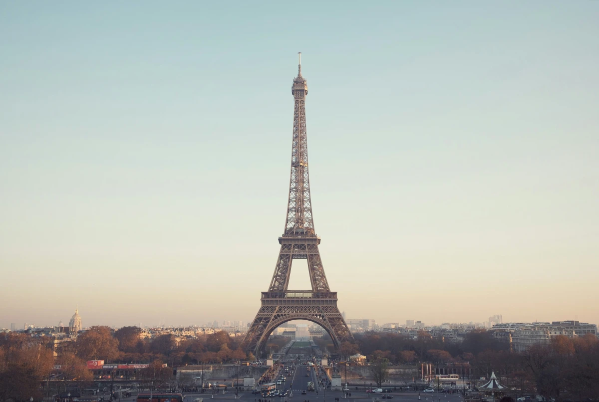 ÍCONO FRANCÉS. Esta iniciativa del Consejo Federal de Inversiones y de otras organizaciones permite ganar una beca de estudios en el país de la Torre Eiffel. / UNSPLASH