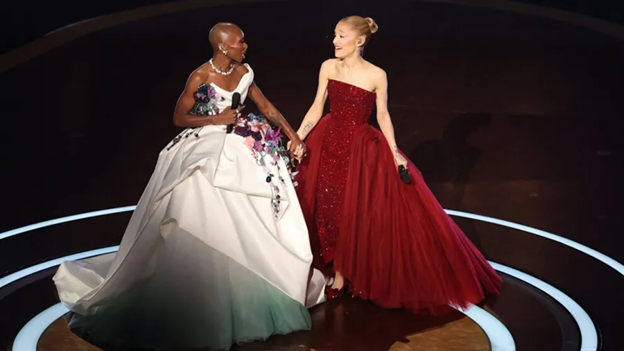 Ariana Grande y Cynthia Erivo en la apertura de Los Oscar