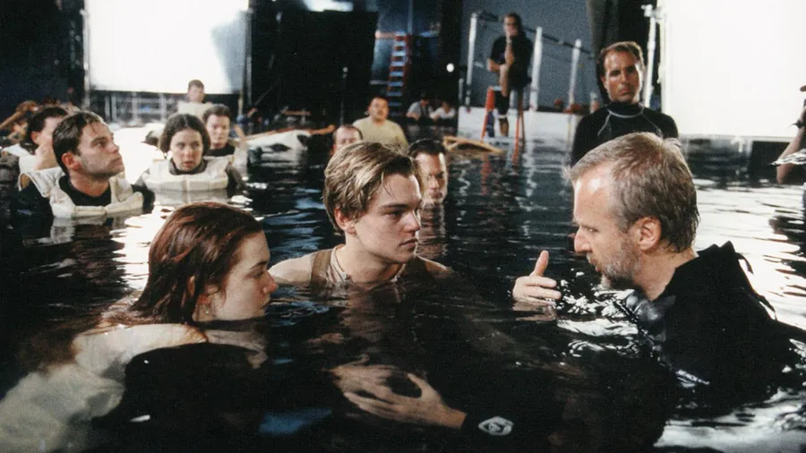 James Cameron junto a Kate Winslet y Leo Di Caprio durante el rodaje de Titanic