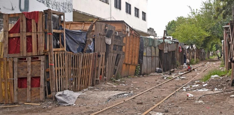 A CENTRÍMETROS DE LAS VÍAS. Removerán las últimas casillas instaladas en Sarmiento y Marco Avellaneda.