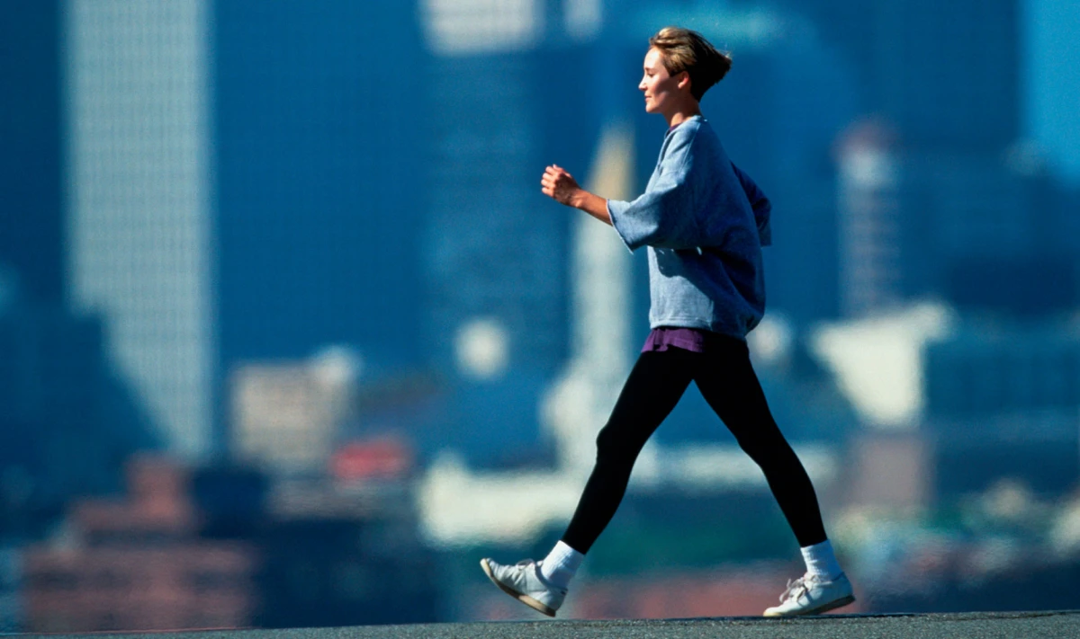 ¿Caminar más tiempo o más deprisa?