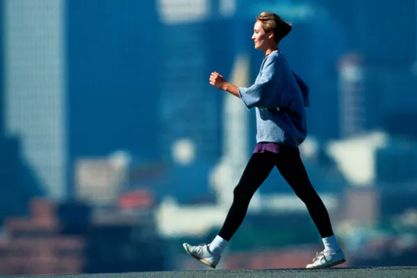 ¿Caminar más distancia o más rápido?: qué es mejor para perder peso según, los expertos