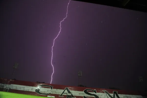 Ni la tormenta pudo frenar la pasión de la hinchada de San Martín de Tucumán