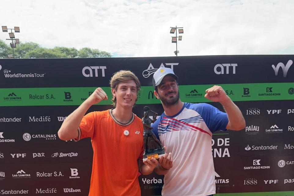 FELIZ. Midón (izquierda) posa junto a su entrenador con el trofeo trabajado a mano. FOTO ATT 
