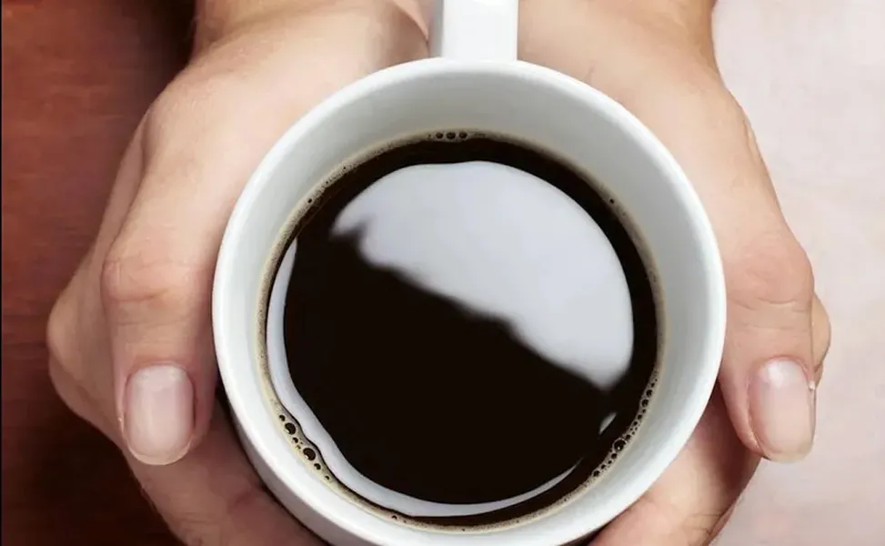 El café de hongos combina granos de café con hongos adaptógenos para reducir la cafeína y mejorar el bienestar.