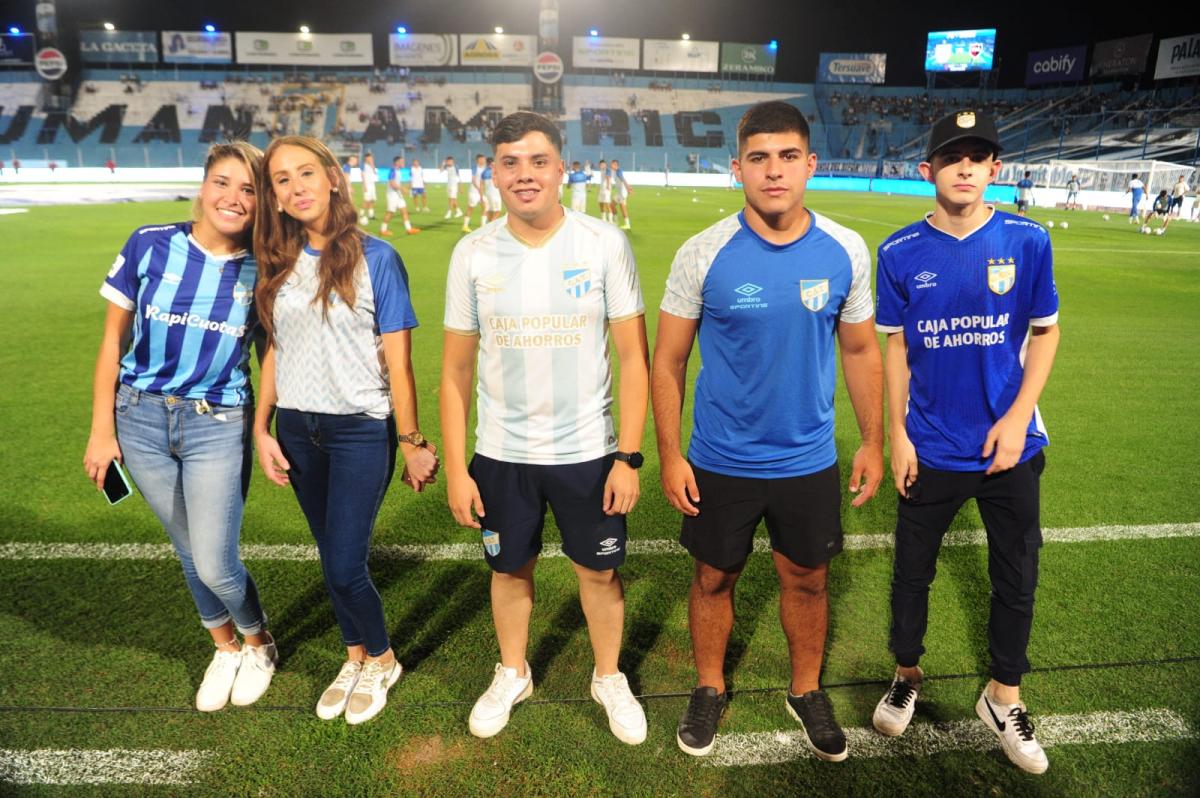 CERCA DE SUS ÍDOLOS. Los fanáticos vivieron una previa de partido especial.