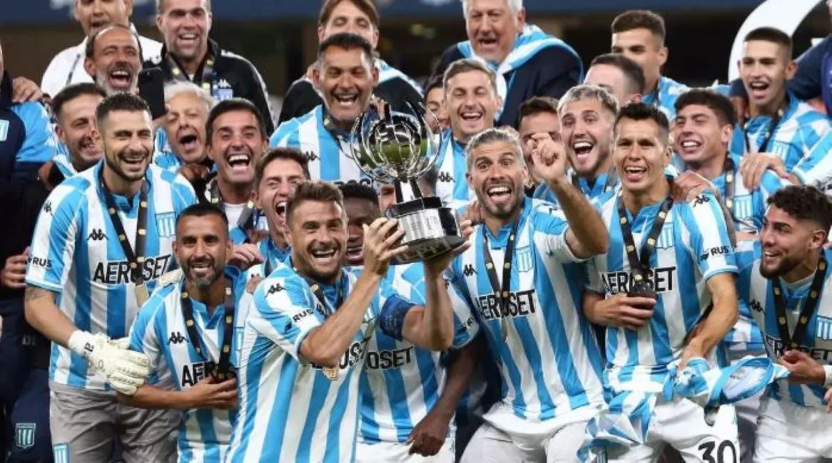 EL ÚNICO. El plantel de Racing en el festejo de la final que se jugó en Medio Oriente.