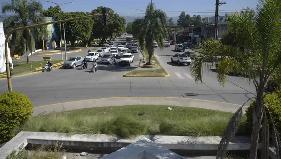 CONGESTIÓN DE TRÁNSITO. La rotonda y los semáforos del Camino del Perú generaban problemas a la hora de circular por la zona.