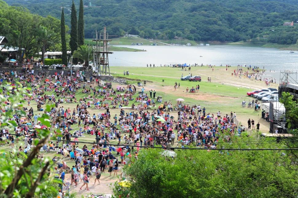 GRAN CELEBRACIÓN. Miles de personas visitaron ayer El Cadillal por el “Carnaval de la familia”. 