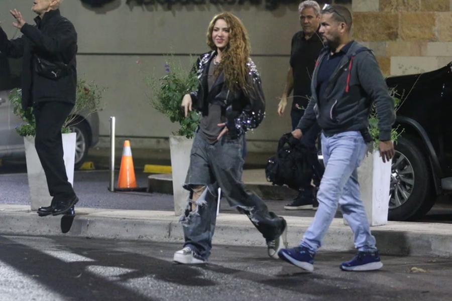 Shakira llegó en un vuelo privado al aeropuerto internacional de Ezeiza.