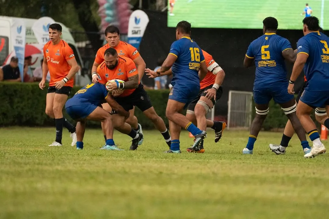 PURO EMPUJE. Fortuny lleva la pelota en el triunfo de Tarucas sobre Cobras.