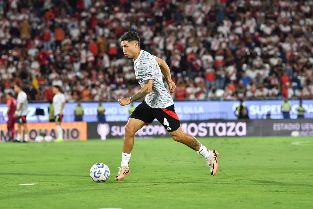 CAMPEÓN. Montiel, campeón del mundo con Argentina, está en Paraguay. De fondo, una de las tribunas bajas con mucha gente.