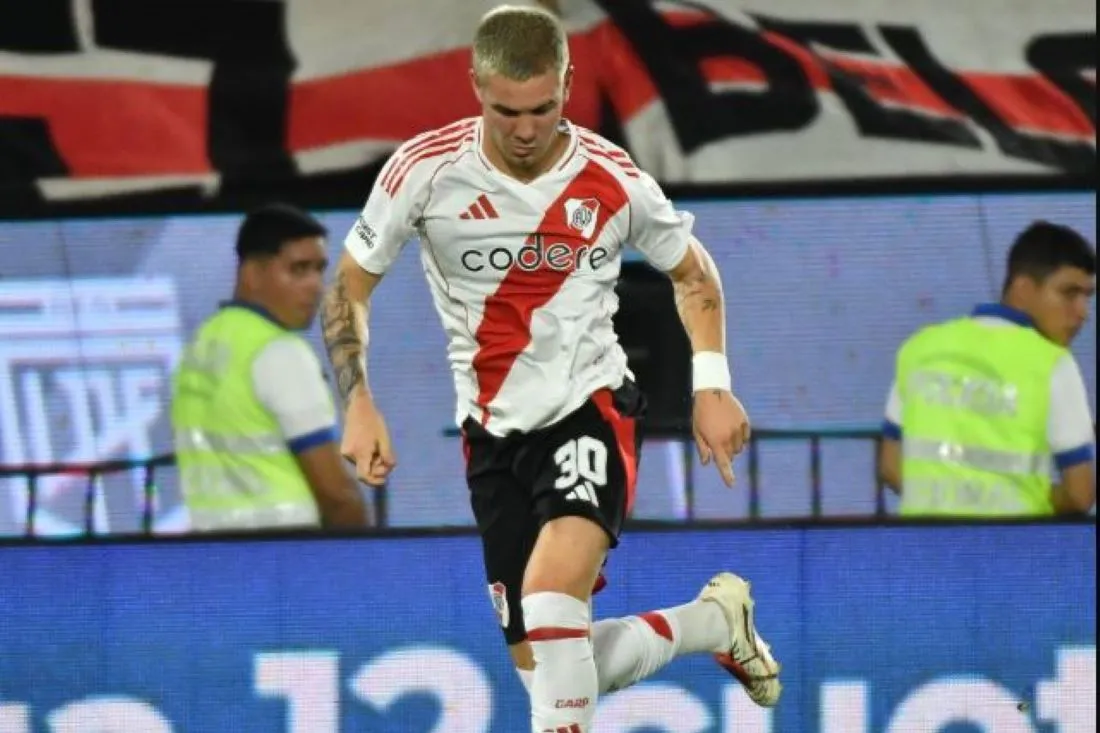 PELIGRO. Mastantuono se lleva el balón en soledad. Fue uno de los puntos altos del primer tiempo.