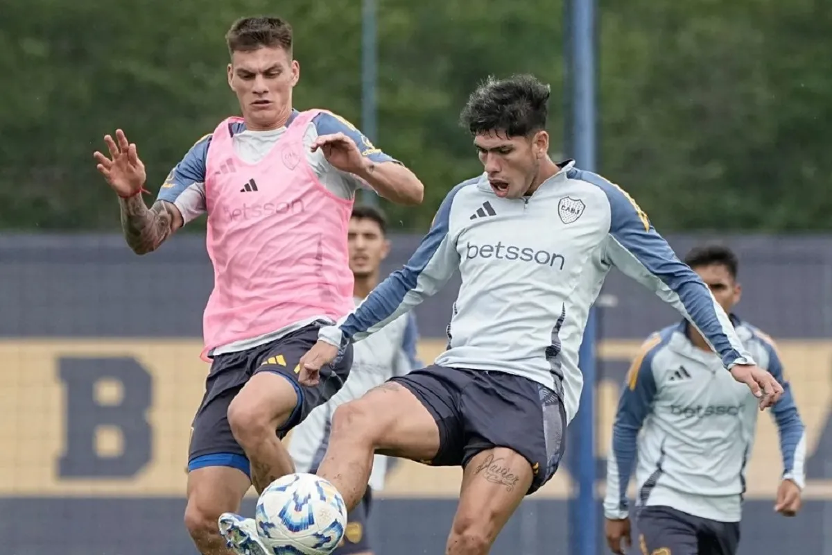 EN ACCIÓN. Kevin Zenón y Carlos Palacios durante la práctica de Boca Juniors.