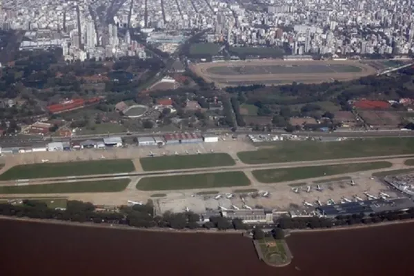 Aeroparque inoperable por incidente con un avión de Aerolíneas Argentinas
