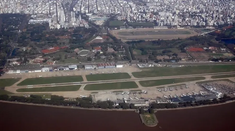 Aeroparque inoperable por incidente con un avión de Aerolíneas Argentinas