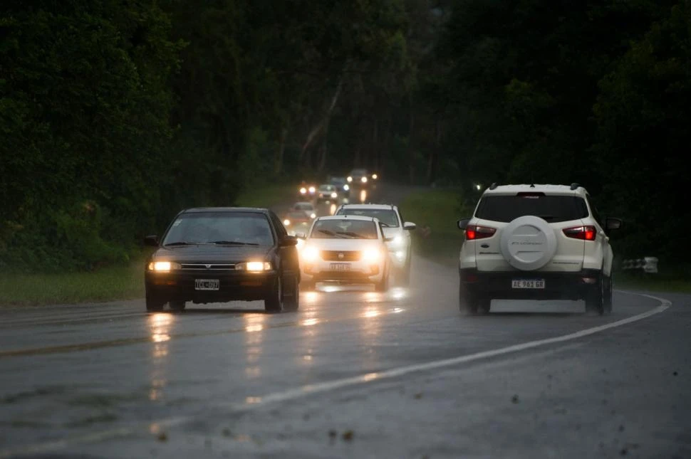 PRECAUCIÓN. Durante la tarde del martes la intensa lluvia obligó a los conductores a bajar del cerro con mayor cuidado y paciencia.