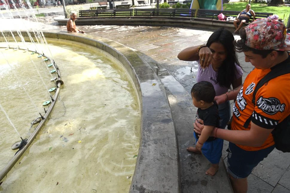 MANTENERSE HIDRATADOS. En caso de no poder permanecer en lugares frescos, la hidratación se vuelve clave para prevenir posibles golpes de calor.