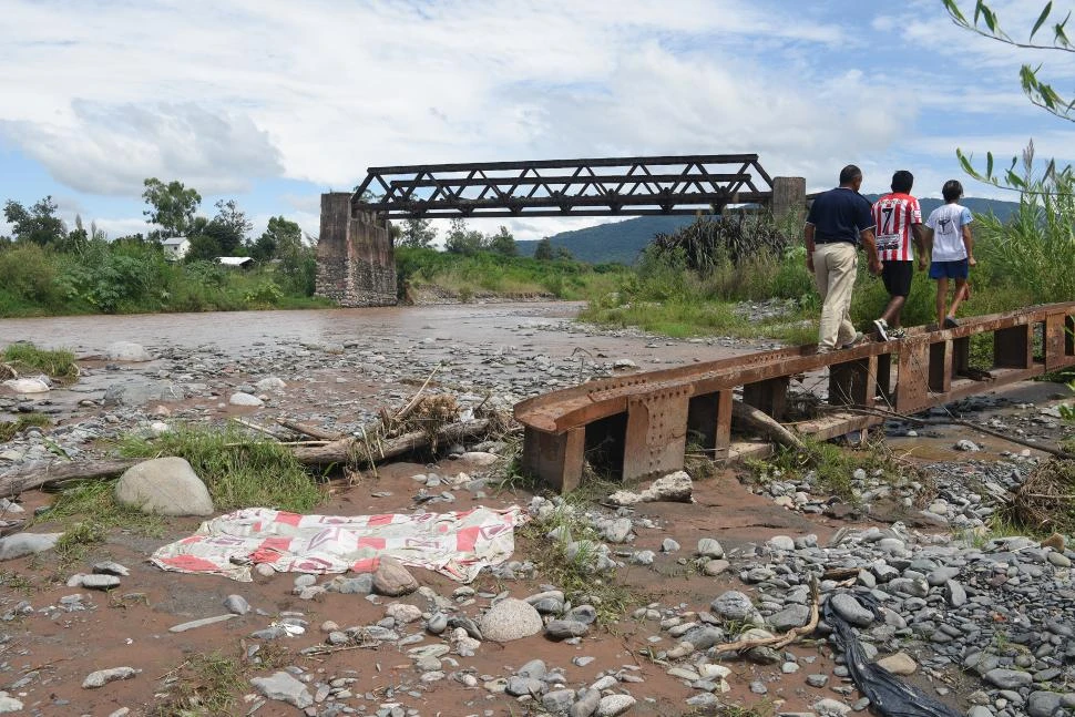 “PUENTE NEGRO”. Río adentro y a pocos metros del puente, fue encontrado flotando el cuerpo de Kiara Jazmín Caro, a 800 metros de la ruta 301.