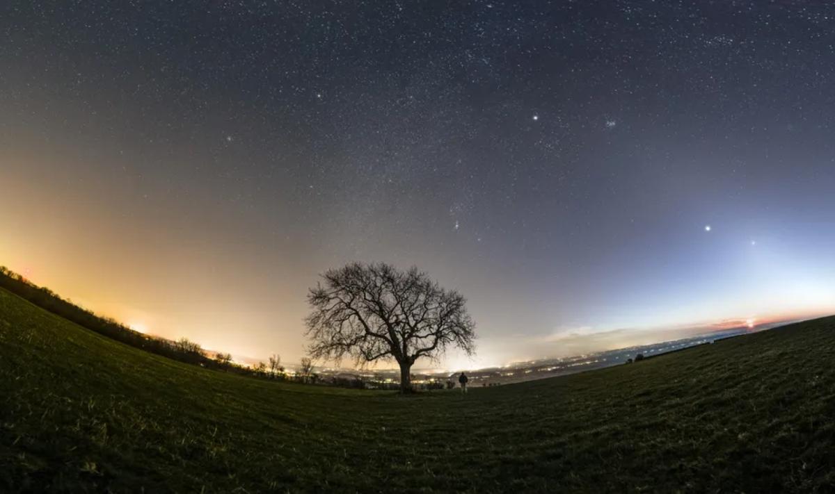 Siete planetas, junto con el Sol y la Luna, se alinean en el cielo sobre las colinas de Mendip, en el Reino Unido. Más abajo en el artículo se puede encontrar una versión comentada de la imagen. (Crédito de la imagen: Josh Dury/Sapce.com)