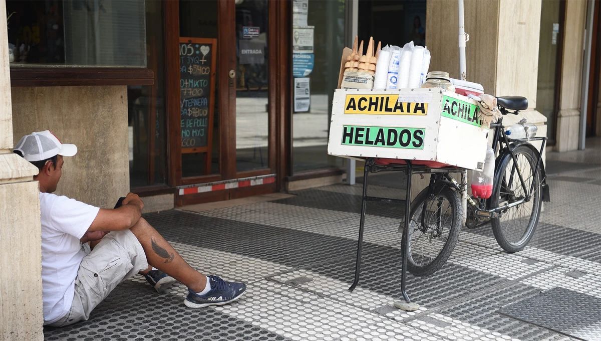 UN ESFUERZO MÁS. El pronóstico augura que desde el sábado bajará la temperatura y el verano comenzará a armar las valijas.