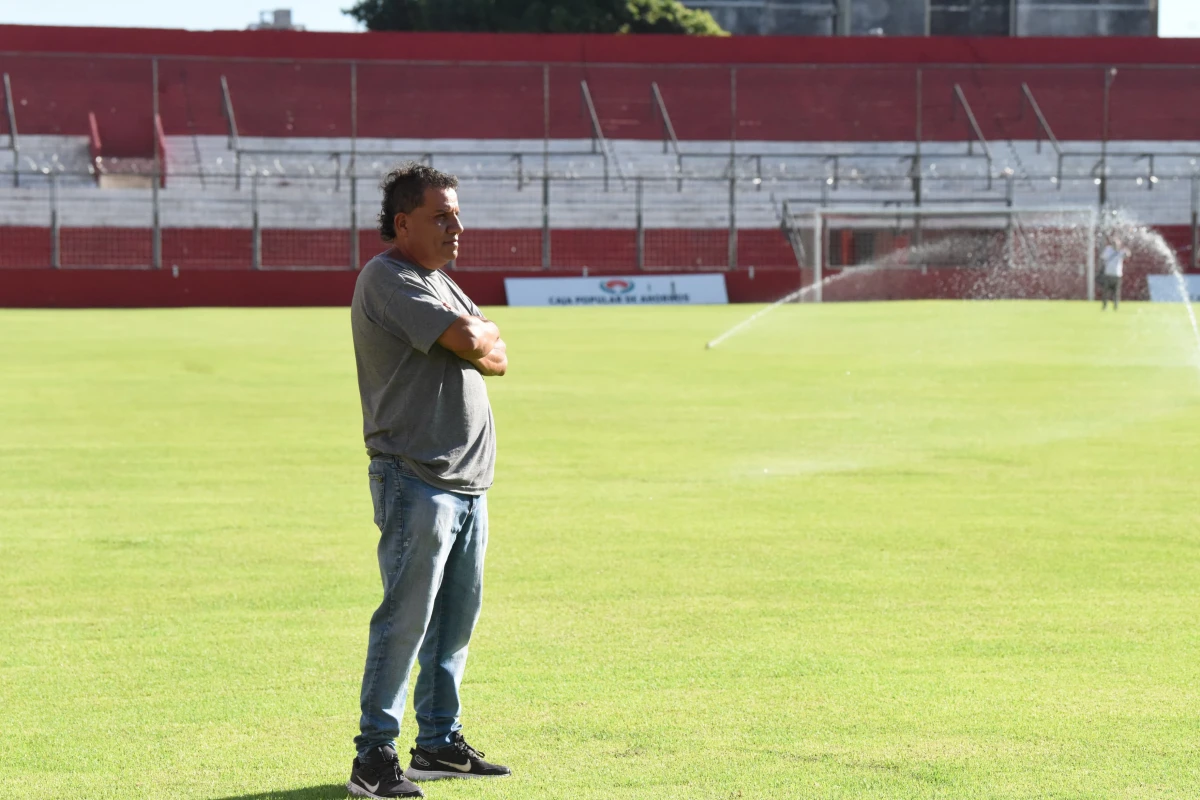 EN SU CASA. Oscar Aráoz posa en el césped de La Ciudadela, ese que tanto cuida durante la semana.